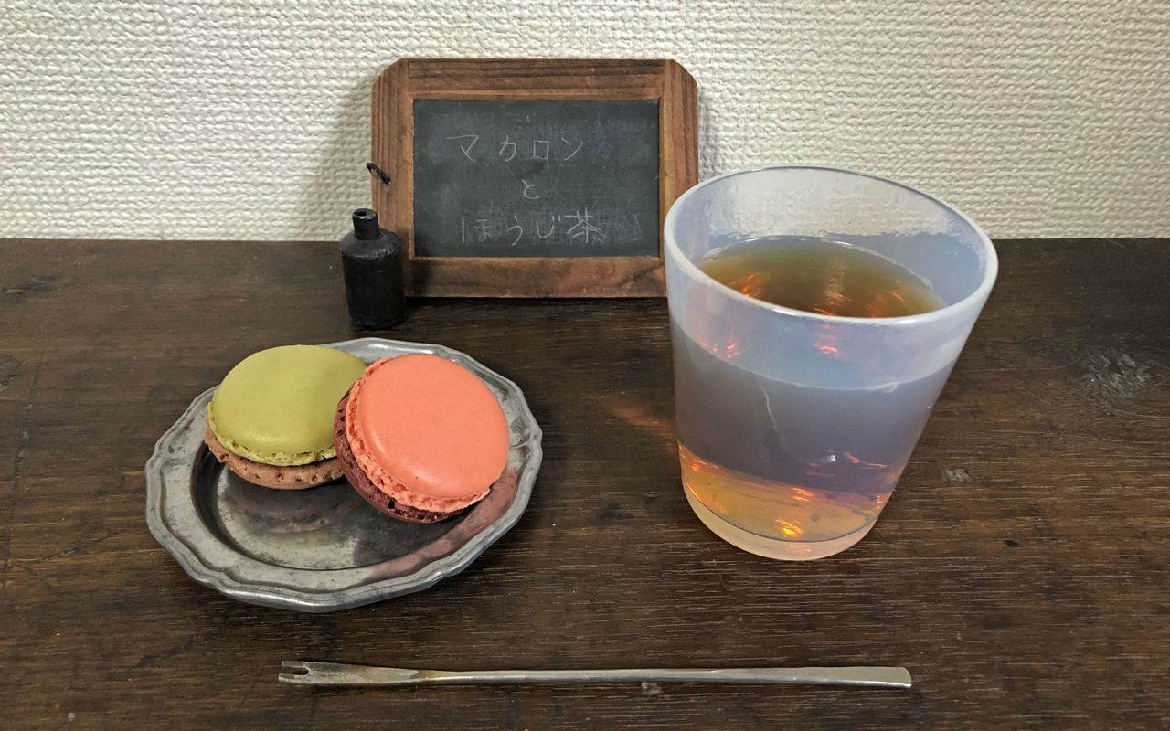 Hōjicha with macarons