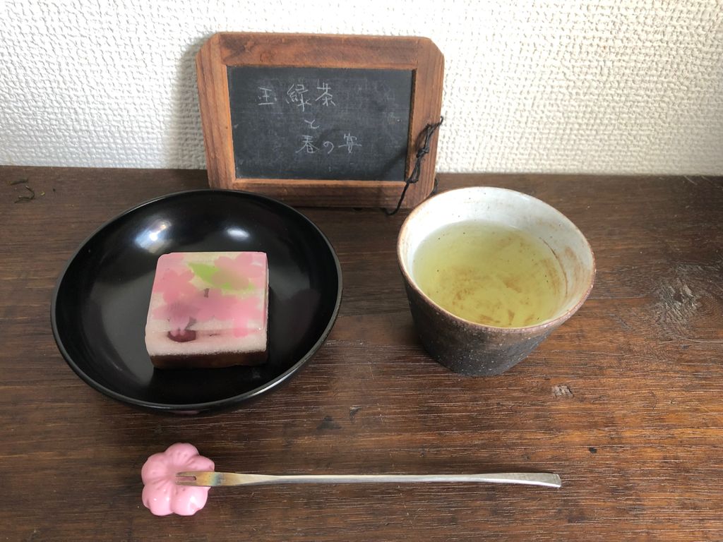 Tamaryokucha avec gâteau «le banquet du printemps»