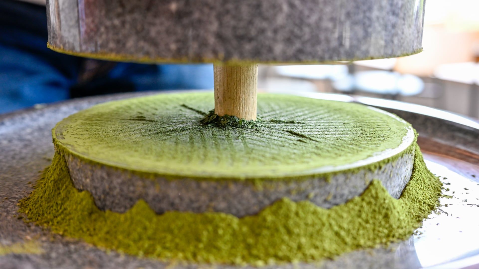 Une meule de pierre broyant le Tencha en fine poudre de matcha